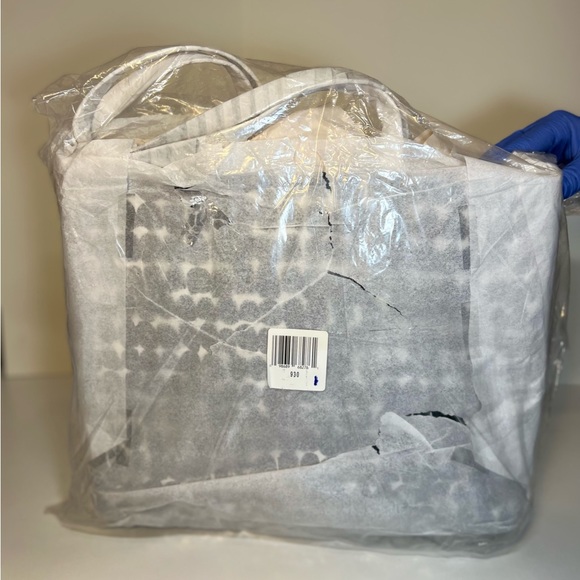 Kate Spade Paintspots Wide Easy Tote - Picture 4 of 8